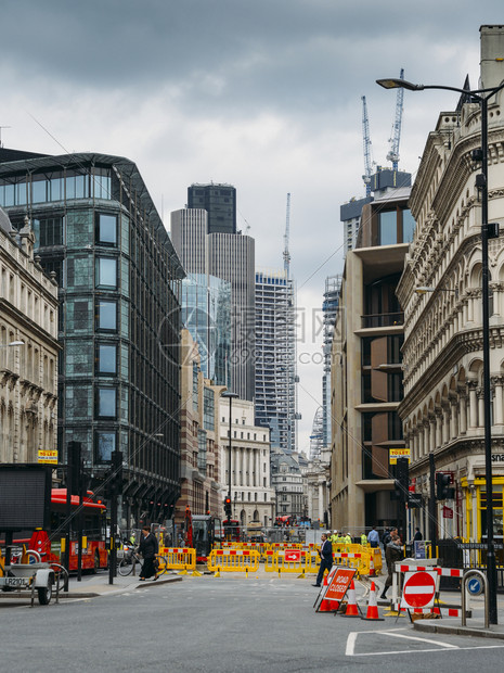 交通英国伦敦2018年3月1日在英国伦敦市维多利亚女王街施工期间道路关闭和分流标志在英国伦敦市维多利亚女王街道路关闭和分流标志期图片