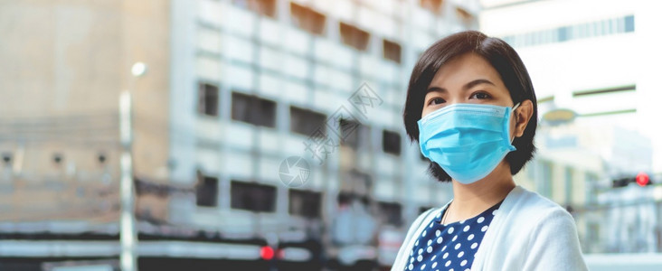 女士疾病身戴蓝色防护面罩的摄像头以防止大流行空气污染食肉19或室外冠状BannerAblaner生活图片