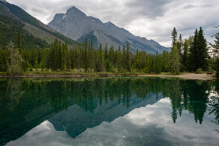 加拿大不列颠哥伦比亚省Yoho公园Feeter湖的PeterPeak总理大峰全景形象旅行生物圈农村图片