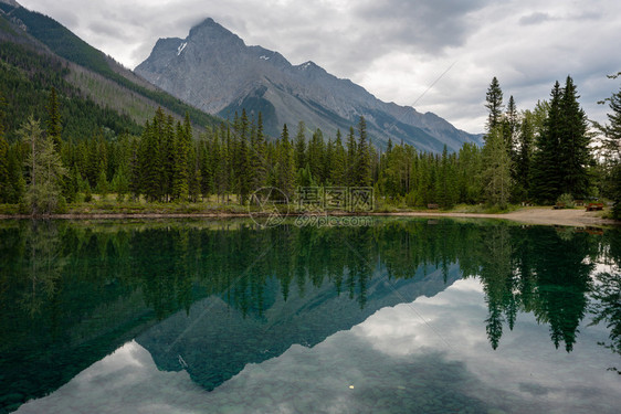 加拿大不列颠哥伦比亚省Yoho公园Feeter湖的PeterPeak总理大峰全景形象旅行生物圈农村图片