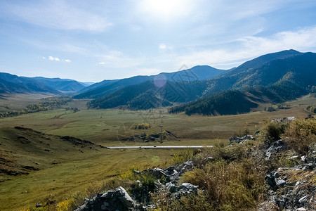 连续下坡旅游阿尔泰山和间峡谷的自然景观阿尔泰山和间峡谷的自然景观绿色图片