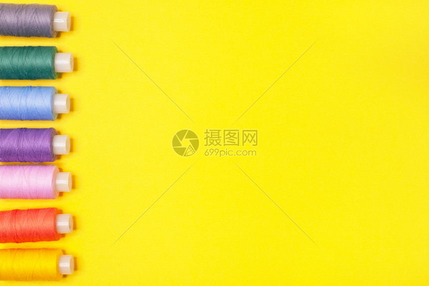 剪裁一组黄色背景的多彩线条有复制的空间入口用于针头刺绣缝纫平板直观顶端的整排物体在左侧队丰富多彩的工艺图片