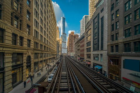美国伊利诺州芝加哥环线大楼之间铁路轨道上方的迹正在运行公路轨迹位于美国伊利诺州芝加哥环线玻璃乘客速度图片