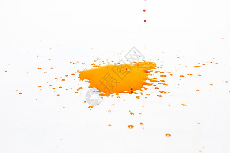抽象的金子半空中橙色水滴喷洒在白背景上图片