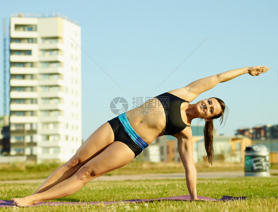 运动员城市背景清晨在公园打工的健身女积极体操妇士快乐的图片