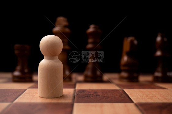 一种防御新的商业领袖与王象棋对决是新商业玩家的挑战略和远见是关键的成功竞争和领导概念是竞争和领导力的关键战略远见是成功的关键辩论图片