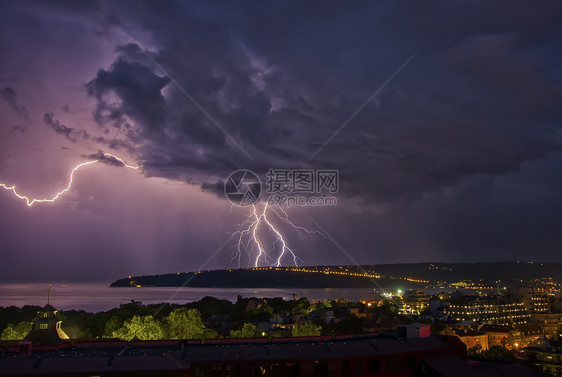 对天空的闪电打击美丽的强力闪电海洋和城市瓦尔纳保加利亚令人惊叹的电气户外图片