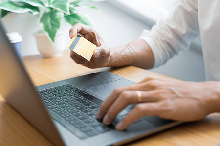 家金融键盘支付信用卡和进入安全码的男子在互联网上用笔记本电脑在线购物概念付款或买货物的网上商店交易时使用信卡和进入安全代码的人图片