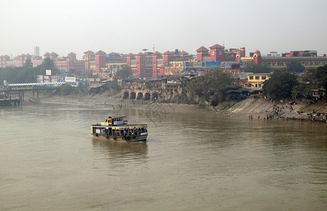 印度亚洲在加尔各答的Howrah大桥附近渡过霍格利河的船在加尔各答的HowrahBridge附近使用渡轮是容易快捷和廉价的如何渡图片