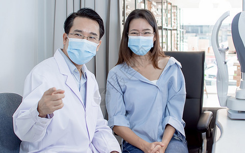 职业在光学实验室试戴眼镜时身面具保护的亚洲青年妇女向眼科医生咨询她的短视观察力镜片想象图片
