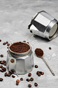 简约目的装满地面咖啡特制有选择焦点灰色最起码中背景的莫卡锅Mokapot活力图片