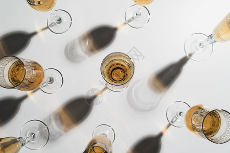 顶视图香槟杯桌分辨率和高品质美图顶视香槟杯表高品质和分辨率美图概念天喜庆的木制图片