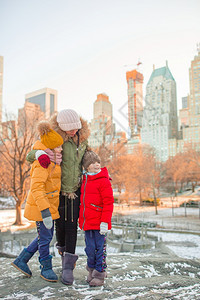 母亲和孩子在纽约市度假期间在中央公园的家庭母亲和孩子在纽约市度假期间在中央公园的家庭美丽国随意图片