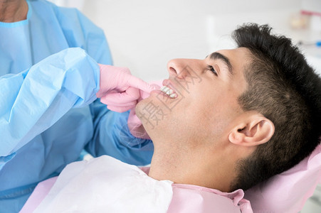 在牙科诊所治疗的患者图片