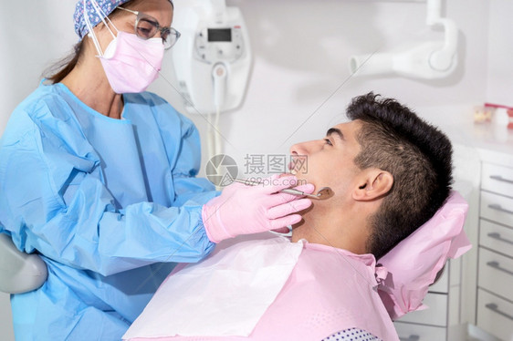 牙科诊所治疗的男患者图片