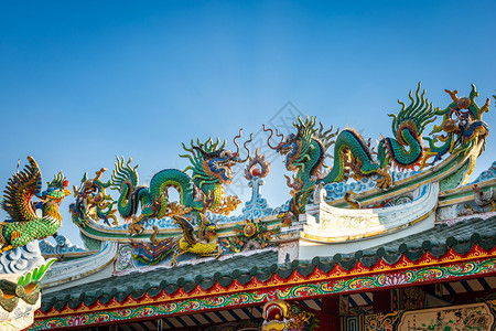 美丽的双金龙雕像在天蓝的神庙新年庆典中华节的圣殿屋顶上装饰传统历史图片