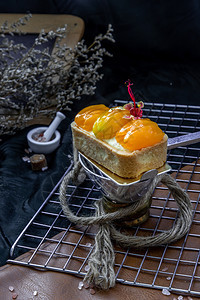 自然传统的法国甜点马约姆吉契德Mayomgchidtart放在美丽的背景上橙烹饪图片