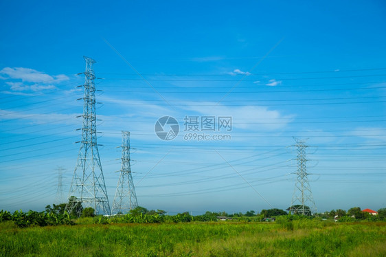 发电机树建成工业以下的草原和自然在适中的微云天空共存位于工业和自然之下图片