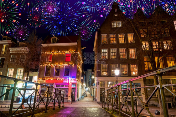 首都屋轮廓晚上从荷兰阿姆斯特丹到荷兰的新年快乐图片
