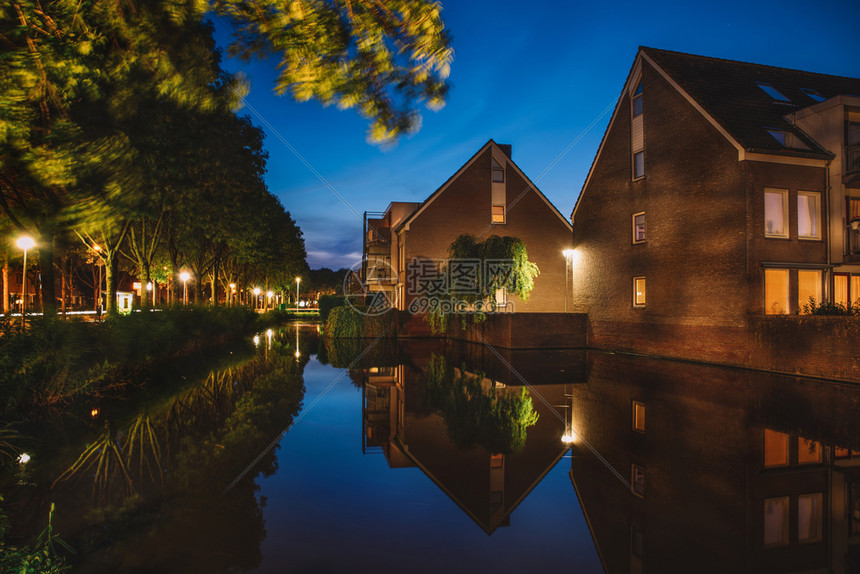 欧洲的荷兰Uithoorn荷兰住宅和有植物的运河美丽夜晚伊索恩阿姆斯特丹图片