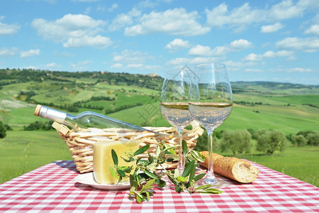 方格的谷桌上白葡萄酒与意大利托斯卡纳景观春天图片