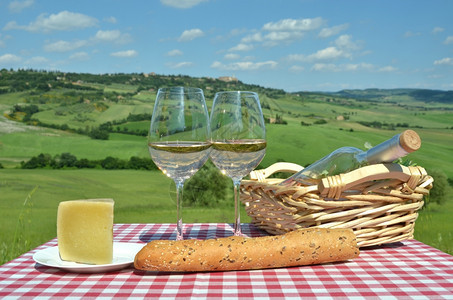 桌上的白葡萄酒与意大利托斯卡纳景观篮子锡耶场地图片
