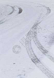 汽车轮上的白色雪道车辙冬季降雪后道路被积覆盖冬季冷冻日白色的图片