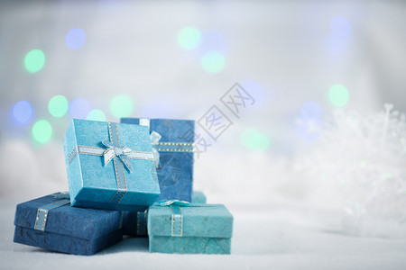 诺埃尔在bokeh背景的白皮上蓝色礼物盒有圣诞快乐或新年节季喜悦或新年点选择的复制空间卡片盒子图片