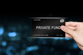 投资者在模糊背景上选取私人基金白卡Platinumcard公司市场图片