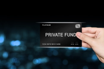 投资者在模糊背景上选取私人基金白卡Platinumcard公司市场图片