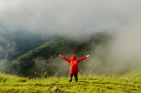 多雾路段场景男在山顶上的人图片