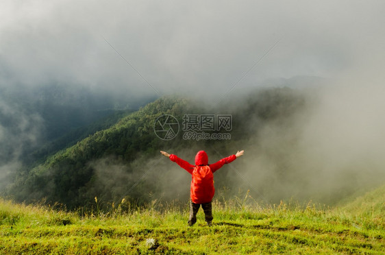 多雾路段场景男在山顶上的人图片