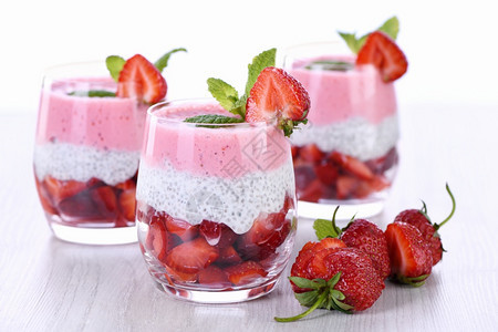 水果蛋奶酥饮食草莓甜点配奶香草辣椒和新鲜莓图片