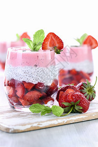 冷藏草莓甜点配奶香草辣椒和新鲜莓晚餐食物图片