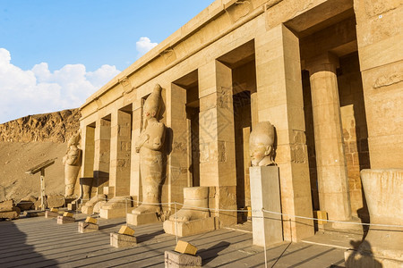 雕刻埃及Hatshemepsuut寺庙被毁坏的雕像柱子支图片