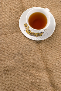 红茶在白陶瓷杯中背景薄饼文化水饮料图片