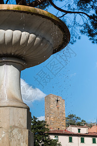 城市正方形意大利比萨维科皮诺Vicopisano的白泉流水和背景城堡地标图片