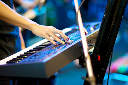 语气乐队播放器音家用手握的键盘与浅深度球场同步播放键盘集中注意力在右手上图片