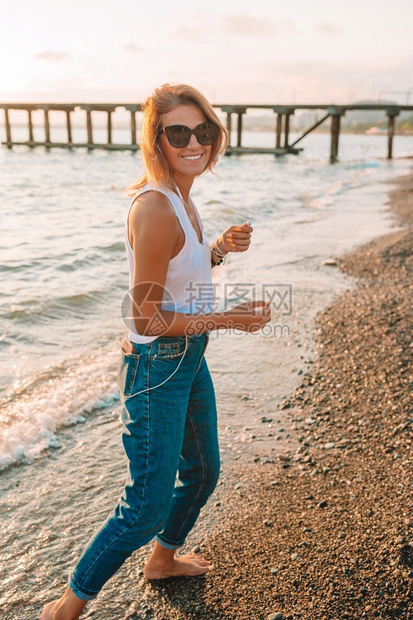 海边度假的女人图片