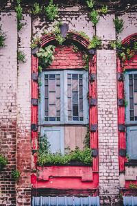 古老的棕色下城旧木制窗户百叶优质的图片