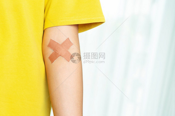 慈善机构克鲁斯有croos膏药的妇女手臂献血概念士图片