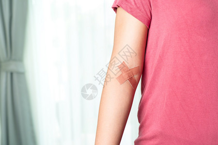 捐款诊所一种有croos膏药的妇女手臂献血概念图片