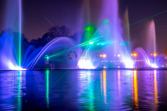 盛夏夜的彩色喷泉和激光展示有色不老泉公园假期丰富多彩的图片