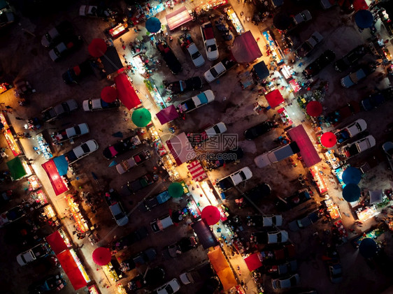 模糊的目地夜市空中景象有很多人汽车和商店建筑学图片