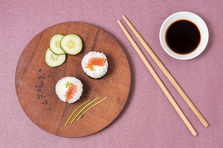 菲力高分辨率有寿司的木板照片和寿司的木板午餐鱼图片