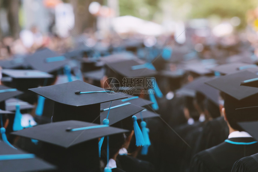 人们证书庆典毕业学生在开期间手拿帽子大学毕业生概念教育祝贺毕业典礼大学毕业生图片