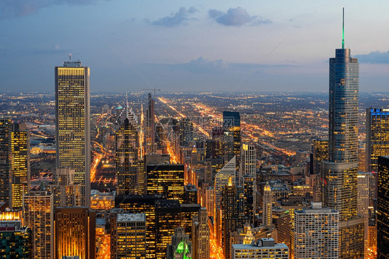 吸引力桥芝加哥市风景最顶端的夜大楼美国市区天线建筑和与旅游观光赏概念联合的图片
