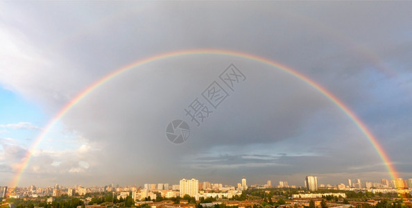 屋自然太阳城市住宅区全景中阳光下美丽彩虹的大半圆白天空城市景观中的大彩虹半圆图片