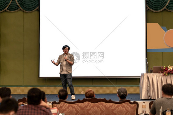 老师经理在会议厅或研讨商业和教育概念的展示屏幕上在会议室厅或研讨商业和教育概念的演示屏幕上在舞台随身摆着临时穿衣亚洲人图片