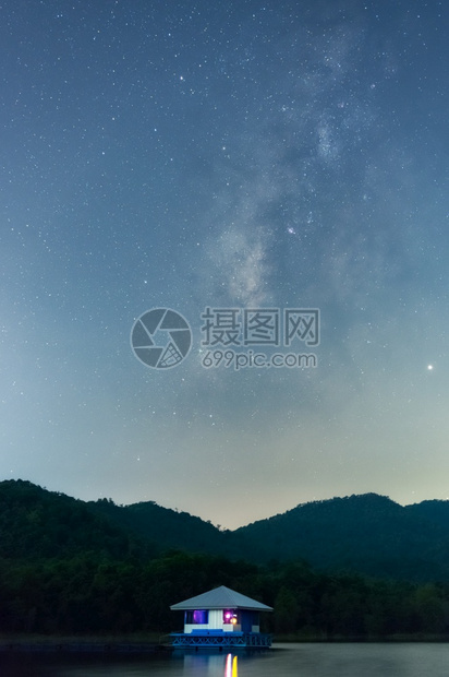 高的夜中怀王宝藏星空与反射美丽的银河系恒星和太空尘以长速度于银河系的梦境中星座图片